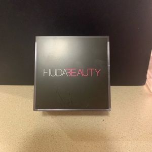 Huda Beauty Easy Bake Loose Setting Powder